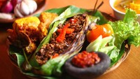 Restoran khas Sunda, Pondok Geulis yang ada di Jakarta Selatan memang tak diragukan lagi kelezatan nasi bakarnya. Di sini menyediakan nasi bakar dari beras merah, yang tak kalah enaknya dengan nasi bakar biasa. Foto: Pondok Geulis