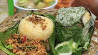 Restoran Kedai Kayu Manis di daerah Jakarta Timur juga punya menu nasi bakar enak. Ditambah dengan lalapan dan ayam goreng jadi makin mantap. Foto: Kedai Kayu Manis