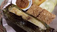 Meski tampilannya sederhana tapi Nasi Bakar Seblak Beby di Mangga Besar ini, selalu jadi incaran saat makan siang lho. Nasi bakar pedas disajikan dengan lauk tahu dan tempe. Foto: Instagram @nasibakar.seblakbebby 