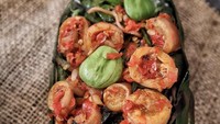  Salah satu pelopor nasi bakar online, Quinn Kitchen By Amour Quinn punya banyak variasi nasi bakar yang bikin nagih. Mulai dari nasi bakar dendeng cumi, sampai nasi bakar paru teri yang melimpah. Foto: Quinn Kitchen