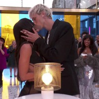 Kemesraan mereka bahkan dinilai liar. Seperti dalam momen keduanya berjalan di karpet merah Billboard Music Awards 2021 baru-baru ini, Megan dan kekasih barunya itu tak segan berciuman. Foto: AP/