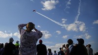 Pesawat tempur tampil selama festival The Sky, Theory and Practice di Moskow, Rusia.  