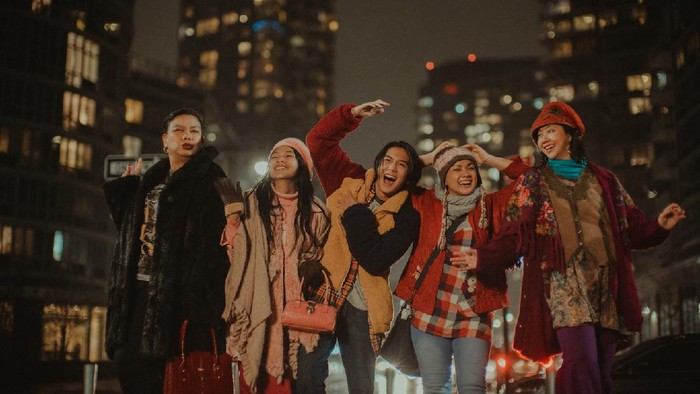 ALI & RATU RATU QUEENS (L to R) TIKA PANGGABEAN as ANCE, HAPPY SALMA as CHINTA, IQBAAL RAMADHAN as ALI, NIRINA ZUBIR as PARTY, ASRI WELAS as BIYAH in ALI & RATU RATU QUEENS Cr. RADITYA BRAMANTYA/NETFLIX © 2021