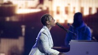 Alicia Keys membawakan medley Piano & I, A Womans Worth, How Come You Dont Call Me, dan Fallin. (Foto: Aaron Poole) 