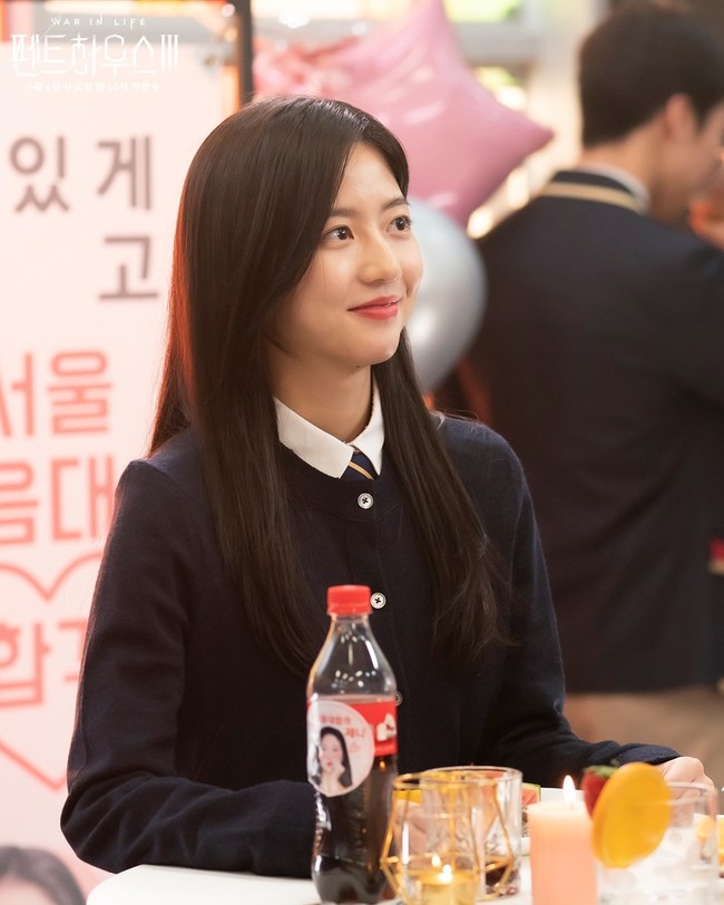 Aktris berumur 21 tahun ini identik dengan karakternya sebagai Bae Rona di The Penthouse 3. Kim Hyun Soo mulai banyak dikenal saat membintangi Solomons Perjury dan My Love from the Star sebagai versi muda Cheon Song Yi (pemain Jun Ji Hyun). Foto: dok. SBS