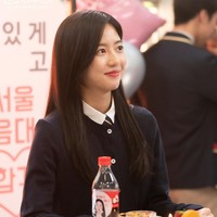 Aktris berumur 21 tahun ini identik dengan karakternya sebagai Bae Rona di The Penthouse 3. Kim Hyun Soo mulai banyak dikenal saat membintangi Solomons Perjury dan My Love from the Star sebagai versi muda Cheon Song Yi (pemain Jun Ji Hyun). Foto: dok. SBS