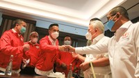 Wakil Ketua Umum Kadin Indonesia Anindya Novyan Bakrie disaksikan Ketua Pelaksana Munas Adi Sulito  dan Erwin Aksa, serta 15 Wakil Ketua Umum Kadin Indonesia dan para ketua Kadin Daerah menyerahkan berkas pendaftaran dan syarat adminitrasi sebagai calon ketua umum Kadin Indonesia periode 2021-2026, yang diterima Ketua Streering Commitee Munas Kadin Benny Sutrisno, di Jakarta, Senin (24/5/2021). Foto: dok. Kadin