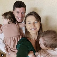 Suaminya menjadi peraih sepatu emas Eropa, Anna Lewandowska menunjukkan dukungannya dengan mengunggah foto mesra dengan Robert. Dia memberikan hashtag #proud pada unggahannya tersebut. Foto: Dok. Instagram @annalewandowskahpba