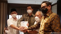Dia ditemani perwakilan dari Kadin Kalsel, Kaltara, Kaltim, Bengkulu, Sulteng, Riau, Jambi, Banten dan Maluku, menyerahkan syarat-syarat pendaftaran kepada kepada Ketua Steering Committee (SC), Munas Kadin Indonesia, Benny Sutrisno, dengan disaksikan Ketua Pelaksana Munas, Adi Sulisto, di Menara Kadin Indonesia, Jakarta, Senin (24/5/2021).