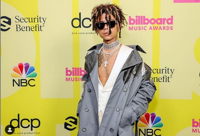 Leher rapper Iann Dior disesaki dengan tumpukan kalung berlian statement. yey or nay? (Foto: Instagram/@bbmas))
