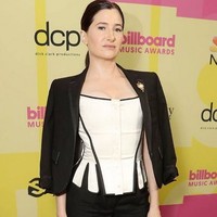 Bergaya dengan korset dan setelan dalam nuansa monokrom, penampilan Kathryn Hahn disebut boring. Sepakat? (Foto: Instagram/@bbmas)