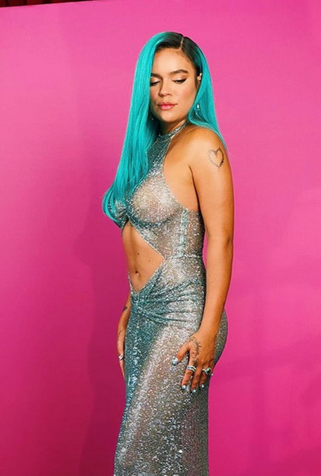 Carol G membawa pulang penghargaan Top Latin Female Artist. Namun, gaun glittery yang mengekspos perutnya ini malah membuat dia masuk daftar busana terburuk. (Foto: Instagram/@bbmas)