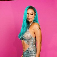 Carol G membawa pulang penghargaan Top Latin Female Artist. Namun, gaun glittery yang mengekspos perutnya ini malah membuat dia masuk daftar busana terburuk. (Foto: Instagram/@bbmas)