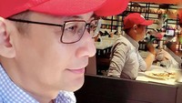 Makan di restoran Oriental, Lucky sempatkan untuka abadikan fotonya sendiri nih. Foto: Instagram @luckyalamsyah_official