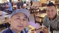 Bertemu dengan kawan lama, acara ngeteh sambil makan-makan ini jadi semakin seru. Foto: Instagram @luckyalamsyah_official