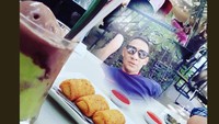 Ngemil risol goreng dengan es alpukat kocok yang manis segar. Lucky habiskan banyak risol dalam waktu sekaligus. Foto: Instagram @luckyalamsyah_official