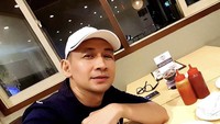 Selain risol, ada pisang goreng nih yang jadi cemilan kesukaan pesinetron satu ini. Foto: Instagram @luckyalamsyah_official
