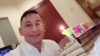 Kalau ini foto Lucky merayakan ulang tahunnya dengan kue cokelat, lengkap dengan lilin-lilin penuh warna.  Foto: Instagram @luckyalamsyah_official