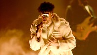 Bad Bunny merupakan artis dengan nominasi terbanyak di American Music Awards 2022. Ia masuk dalam delapan nominasi. Foto: Aaron Poole