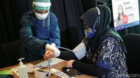 BCA memberikan vaksinasi kepada seluruh karyawan, terutama bagi yang berinteraksi langsung dengan nasabah.