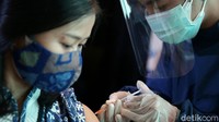 Program vaksinasi sangat penting karena bertujuan untuk memberikan perlindungan. Selain itu, bisa membantu menghambat penyebaran COVID-19.