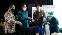Presiden Direktur BCA , Direktur Utama PT Kimia Farma Tbk Verdi Budidarmo, dan Plt Direktur Utama PT Kimia Farma Diagnostika Agus Chandra meninjau pelaksanaan vaksinasi COVID-19.