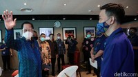 Dalam pendistribusian dan penyuntikan vaksin, Kimia Farma menunjuk cucu usahanya PT Kimia Farma Diagnostika atau anak usaha PT Kimia Farma Apotek.