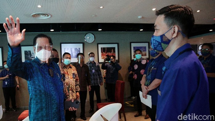 Verdi Budidarmo Direktur Utama PT Kimia Farma Tbk, Jahja Setiaatmadja Presiden Direktur BCA dan Agus Chandra Plt. Direktur Utama PT Kimia Farma Diagnostika tengah memperhatikan karyawan yang menerima vaksin gotong royong COVID 19 di Menara BCA, Jakarta, Senin (24/5/2021).