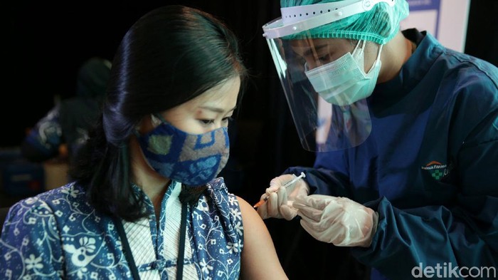 Verdi Budidarmo Direktur Utama PT Kimia Farma Tbk, Jahja Setiaatmadja Presiden Direktur BCA dan Agus Chandra Plt. Direktur Utama PT Kimia Farma Diagnostika tengah memperhatikan karyawan yang menerima vaksin gotong royong COVID 19 di Menara BCA, Jakarta, Senin (24/5/2021).
