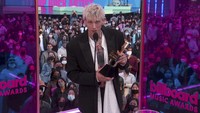 Machine Gun Kelly meraih penghargaan di Billboard Music Awards 2021. Foto: Chris Pizzello/Invision/AP/Chris Pizzello