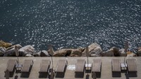 Kursi pantai disediakan untuk turis di Opatija, Kroasia.  