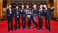 Gaya BTS saat memegang piala BBMAs 2021. (Foto: dok. Twitter @bts_bighit)  