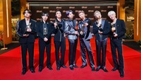 BTS meraih piala untuk Top Selling Song (Dynamite). (Foto: dok. Twitter @bts_bighit)  
