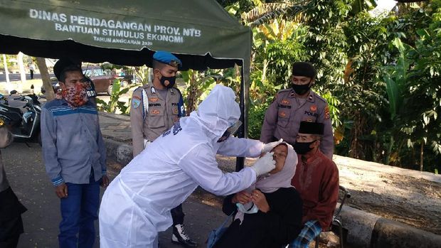 Polresta Mataram terus berupaya mencegah penularan COVID-19 walaupun libur Lebaran telah usai. Terbaru, Tim Kesehatan Polresta Mataram melakukan tes swab secara acak di Jalan Lingkar Selatan, Bundaran Monumen Mataram Metro, Nusa Tenggara Barat (NTB) kemarin.