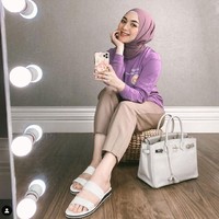 Citra Kirana sukses menurunkan berat badan sebanyak 22 kg kurang dari setahun setelah melahirkan anak pertamanya. Tetap makan tiga kali sehari, Citra Kirana mengaku menjalani diet berbasis whole food atau real food. Pola makan berbasis whole food atau real food adalah mengonsumsi dan mengolah makanan dalam bentuk utuh. Artinya menghindari makanan olahan pabrik seperti sosis, ham, nugget, tepung terigu, mie, dan sebagainya. Foto: Instagram/@citraciki