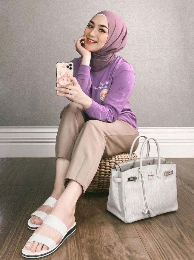 Alih-alih diet ketat, istri aktor Rezky Adhitya ini memilih mengubah pola makan jadi lebih sehat. Dia tetap makan dalam porsi biasa, tiga kali sehari. Namun bahan-bahan makanan yang disantapnya harus real food, alias makanan utuh dan bukan hasil olahan pabrik. Foto: Instagram/@citraciki