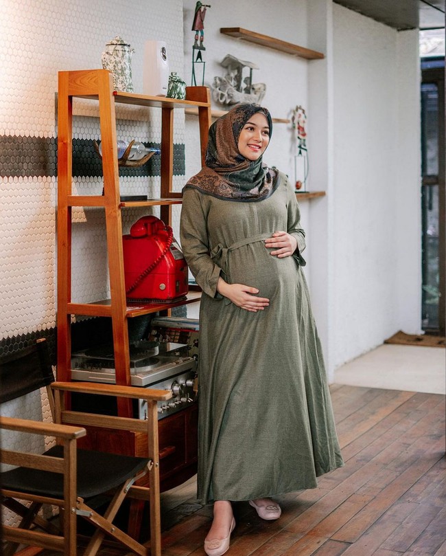 Citra Kirana mengalami kenaikan berat badan drastis saat hamil anak pertamanya, Athar. Bobotnya kala itu mencapai 96 kg. Foto: Instagram/@citraciki