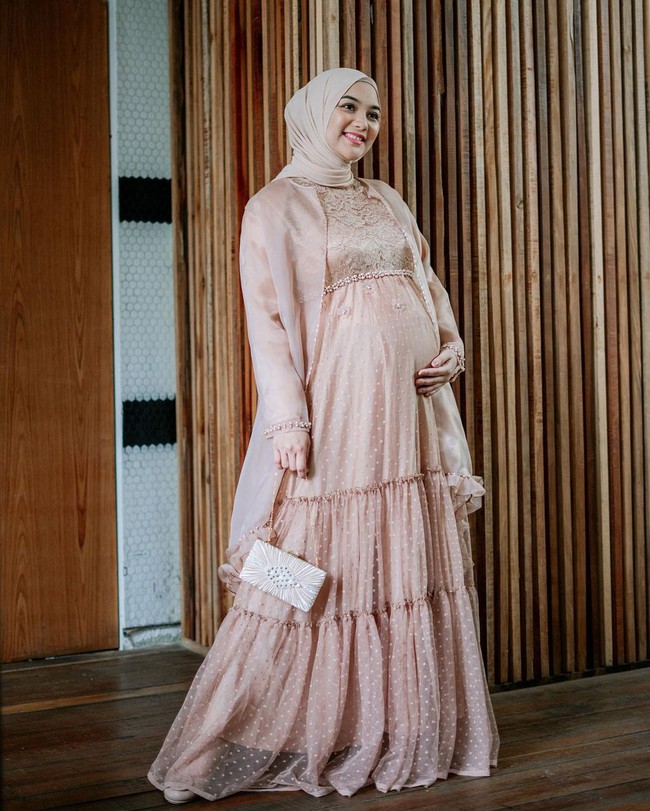 Dalam channel YouTube resminya, bintang ‘Tukang Bubur Naik Haji’ ini mengungkap kalau berat badannya ketika hamil naik hingga 31 kg. Pipinya pun terlihat chubby. Foto: Instagram/@citraciki