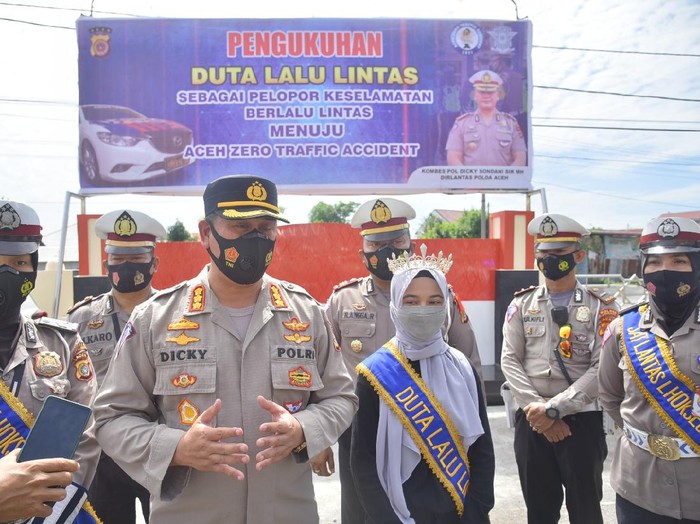 Kisah Cut Rauzha Amalia yang fotonya dijadikan gambar belakang truk dan angkutan umum. Kisah Cut Rauzha Amalia yang fotonya dijadikan gambar belakang truk dan angkutan umum.