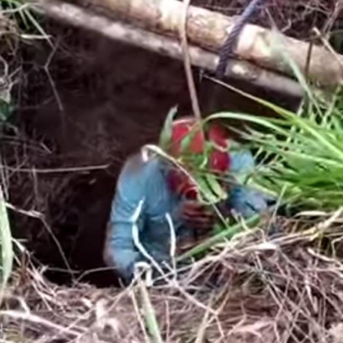 Detik-detik menegangkan evakuasi pemburu yang terjebak dalam lubang