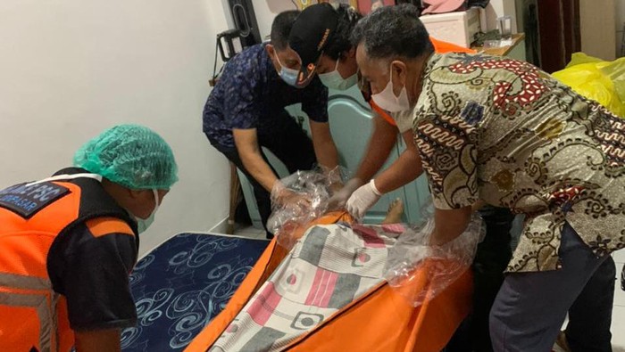 Evakuasi jenazah meninggal dunia di sebuah kos di Denpasar