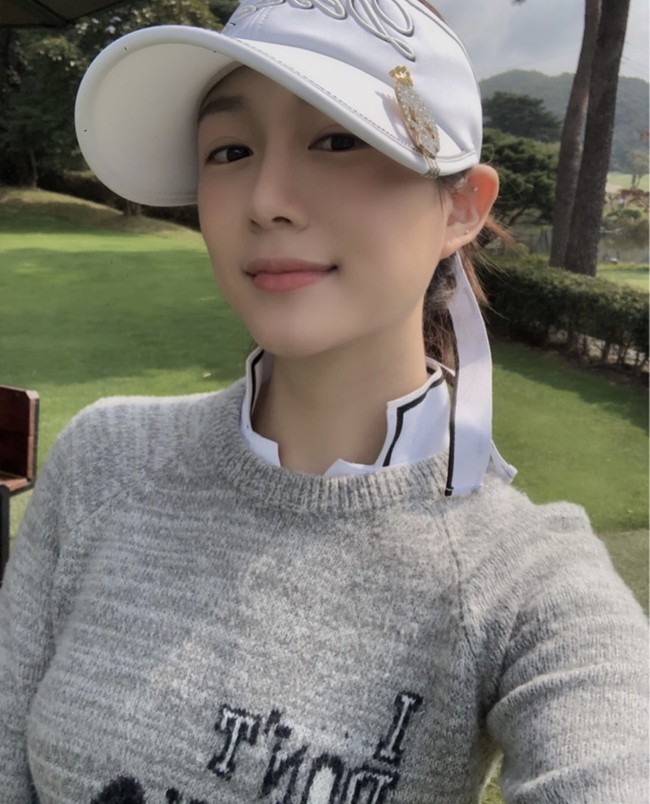 Hari ini (24/5/2021), penggemar dikejutkan dengan kabar hubungan Lee Seung Gi dan Lee Da In. Hubungan keduanya mulai bersemi setelah beberapa kali bertemu saat main golf. Foto: dok. Instagram xx__dain