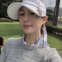 Hari ini (24/5/2021), penggemar dikejutkan dengan kabar hubungan Lee Seung Gi dan Lee Da In. Hubungan keduanya mulai bersemi setelah beberapa kali bertemu saat main golf. Foto: dok. Instagram xx__dain