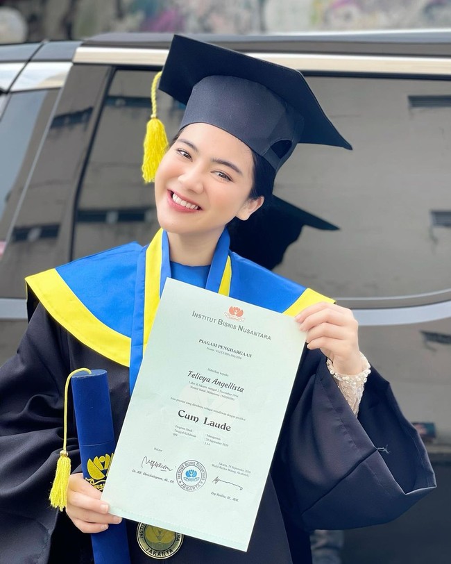 1. Felicya AngelistaFelicya Angelista baru-baru ini jadi sorotan karena dia lulus kuliah dengan predikat cum laude. Kerennya lagi, Felicya menyelesaikangelar Sarjana Ekonomi dari Institut Bisnis Nusantara saat tengah hamil. Istri Caesar Hito itu pun mendapatkan banyak pujian dari netizen.Foto: Instagram