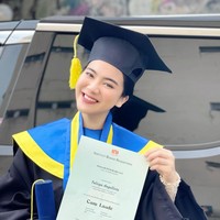 1. Felicya AngelistaFelicya Angelista baru-baru ini jadi sorotan karena dia lulus kuliah dengan predikat cum laude. Kerennya lagi, Felicya menyelesaikangelar Sarjana Ekonomi dari Institut Bisnis Nusantara saat tengah hamil. Istri Caesar Hito itu pun mendapatkan banyak pujian dari netizen.Foto: Instagram