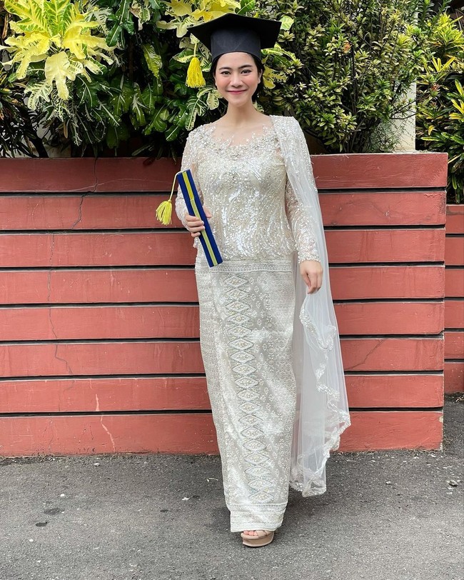 Felicya Angelista pun wisuda mengenakan kebaya rancangan desainer. Pakaian Sarjana Ekonomi dari Institut Bisnis Nusantara yang ketika itu sedang sedang hamil tersebut adalah rancangan Ancha Wedding.Foto: Instagram