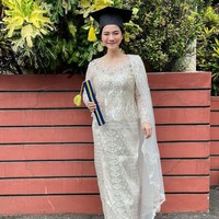 Felicya Angelista pun wisuda mengenakan kebaya rancangan desainer. Pakaian Sarjana Ekonomi dari Institut Bisnis Nusantara yang ketika itu sedang sedang hamil tersebut adalah rancangan Ancha Wedding.Foto: Instagram