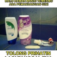 Nggak cuma dibalikin aja, biasanya juga sampai diisi pakai air deh itu botol shampoo dan sabun cair. Maklum tanggal tua, harus hemat! Foto: memecomic.id