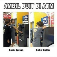 Kurang lebih begini gaya para netizen kalau lagi ambil uang di ATM saat awal bulan vs akhir bulan. Kalau kamu kayak gini juga nggak? Foto: me.me