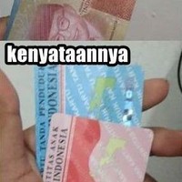 Ternyata tanggal tua memang bisa bikin orang jadi berhalusinasi ya. Jangan kebanyakan ngadi-ngadi deh makanya, sampai KTP aja dikira uang. Foto: 1cak.com